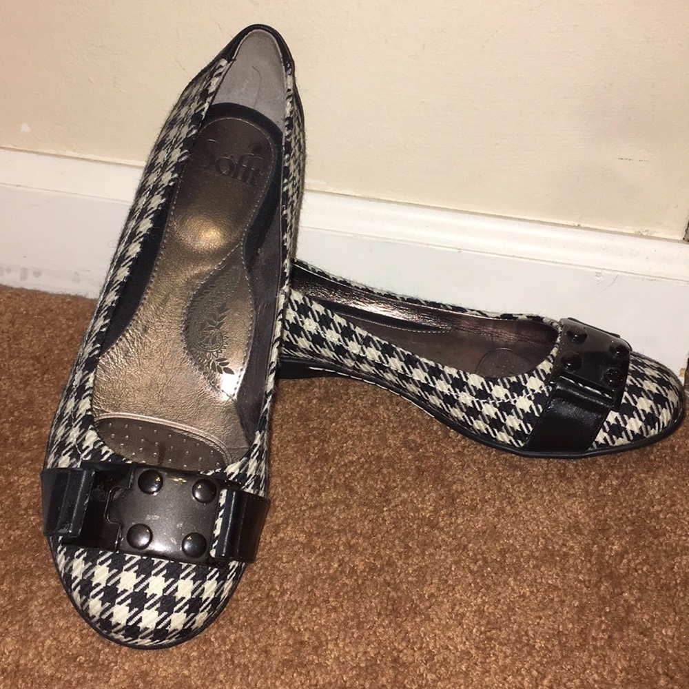 Black and white Sofft flats